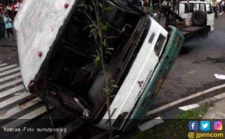 Mobil Rombongan Pengantin Terguling, Satu Orang Tewas - JPNN.com