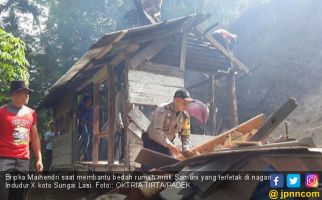 Bripka Maihendri Bedah Rumah Warga Miskin dari Uang Tabungan - JPNN.com