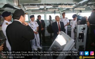 Dubes RI untuk Oman Tinjau Peralatan Tempur KRI Bung Tomo - JPNN.com