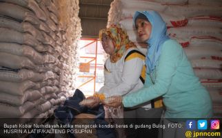 Sidak Gudang Bulog, Bupati Temukan Beras Tak Layak Konsumsi - JPNN.com