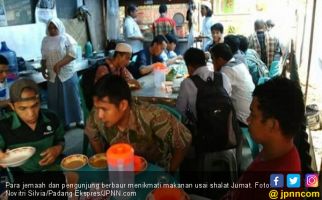 Darmis Gratiskan Makanan untuk Jemaah Salat Jumat - JPNN.com