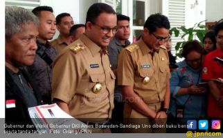 Anies-Sandiaga Dihadiahi Buku Sejuta Tanda Tangan - JPNN.com