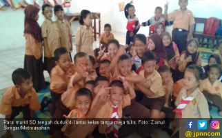 Meja Kursi Disita, Para Murid SD Ini Belajar di Lantai - JPNN.com