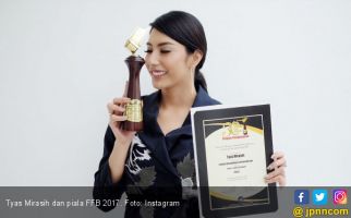 Selamat! Tyas Mirasih Berhasil Boyong Piala FFB 2017 - JPNN.com