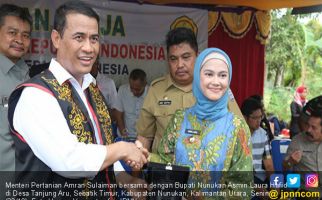 Mentan Amran Sebut Bupati Cantik Ini Diam Menghabiskan - JPNN.com