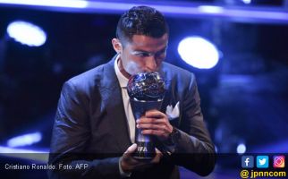 Jadi Pemain Terbaik FIFA, Cristiano Ronaldo Tak Lupa Messi - JPNN.com