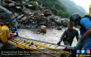 4 Polisi Kena Tembak saat Evakuasi Almarhum Briptu Berry - JPNN.com