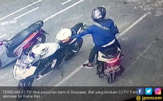 Maling Helm Terekam CCTV, Siapa Nih? - JPNN.com