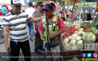 Di Bawah Terik Matahari, Jukir dan Preman Harus Cabut Rumput - JPNN.com