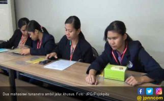 Ingin Jadi Guru, Mahasiswi Tunanetra Ikut Pendidikan Khusus - JPNN.com