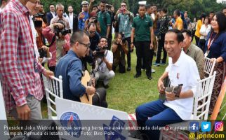 Lihat, Pak Jokowi Kumpul Bareng Anak Muda di Istana Bogor - JPNN.com