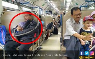 Foto Anak Peluk Orang Tuanya di Kereta Bikin Nangis - JPNN.com