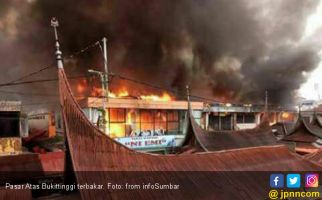 Innalillahi, Ratusan Toko di Pasa Ateh Bukittinggi Terbakar - JPNN.com