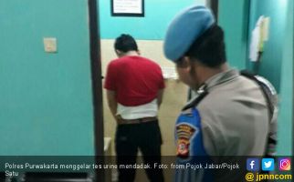 Pintu WC Dibuka, Anggota Satnarkoba Kencing Ditungguin - JPNN.com