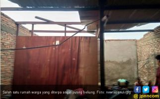 Cuaca Buruk, 8 Rumah Rusak Diterjang Angin Kencang di Solsel - JPNN.com