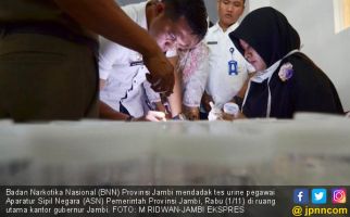 Ratusan Pejabat Provinsi Jambi Dipaksa Kencing - JPNN.com