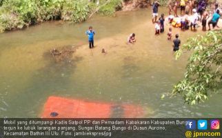 Lihat, Mobil Kadis Satpol PP Bungo Nyungsep ke Sungai - JPNN.com
