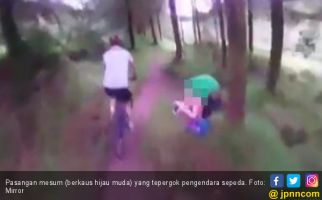 Wakakak... Siapa Nih Berindehoi di Hutan Kepergok Pesepeda? - JPNN.com
