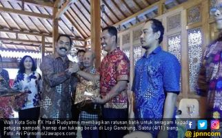 Jokowi Mantu, Wako Solo Bagi-bagi Seragam Batik - JPNN.com