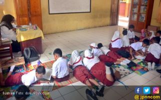 Tidak Ada Bangku, Ratusan Siswa Belajar sambil Lesehan - JPNN.com