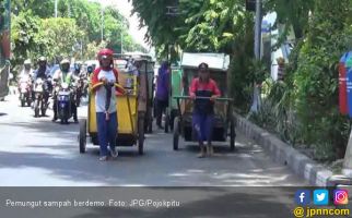 Puluhan Pemungut Sampah Geruduk DPRD dengan Gerobak - JPNN.com