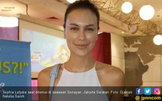 Sophia Latjuba Berbikini Putih, Lekukan Tubuhnya Langsung Disorot - JPNN.com