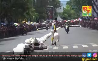 Gila! Balapan Motor di Bondowoso Diwarnai Aksi Lempar Karung - JPNN.com
