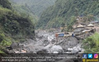 Hemat Beras, Warga 2 Desa yang Dikuasai KKB Masak Bubur - JPNN.com