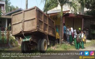 Diduga Teler, Sopir Truk Sampah Tabrak Rumah Warga, Alamak… - JPNN.com