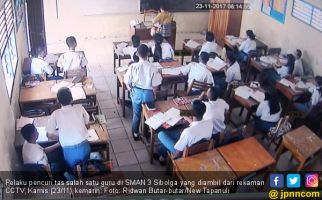 Sambil Gendong Bayi, Pencuri Ini Sikat Tas Guru dari Kelas - JPNN.com