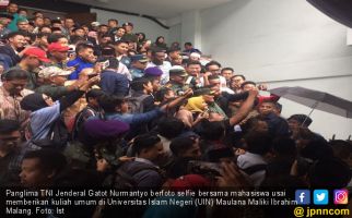 Ribuan Mahasiswa UIN Malang Selfie Bareng Gatot - JPNN.com