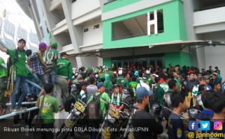 Ribuan Bonek Sempat Tertahan di Pintu Masuk Stadion GBLA - JPNN.com