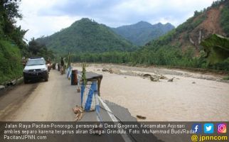 Digerus Banjir, Jalan Raya Pacitan-Ponorogo Tinggal Separo - JPNN.com