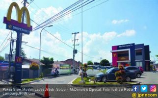 Paksa Siswi Muslim Lepas Jilbab, Satpam McDonald's Dipecat - JPNN.com