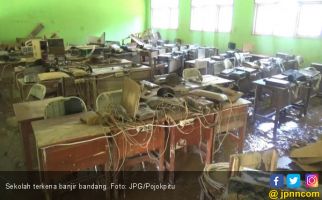 Kelas Penuh Lumpur, Ujian Sekolah Terhambat - JPNN.com