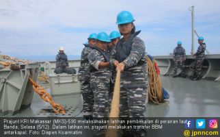 Prajurit KRI Latihan Transfer BBM Antarkapal di Laut Banda - JPNN.com