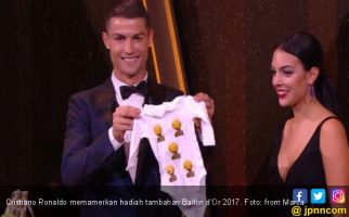 Oh Lucunya Hadiah Tambahan Ballon d'Or 2017 Buat Ronaldo - JPNN.com