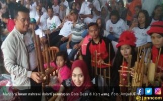 Menpora Asyik Main Angklung Saat Tutup Gala Desa 2017 - JPNN.com
