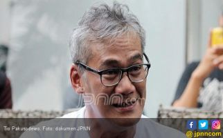 Tio Pakusadewo Dilarikan ke Rumah Sakit - JPNN.com