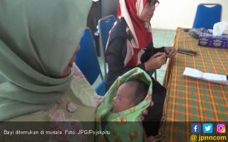 Bayi Cantik Ini Dibuang Orang Tua Depan Musala - JPNN.com