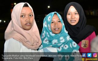 Presiden Jokowi Ajak Tiga Gadis Madiun Tidur di Istana - JPNN.com
