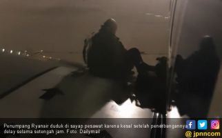 Ngambek Kena Delay, Penumpang Duduki Sayap Pesawat - JPNN.com