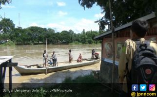 Hati - Hati ! Abrasi Sungai Bengawan Solo, Jalanan Ambles - JPNN.com