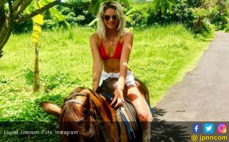 Lihatlah, Aktris Inggris Bahagia Naik Kuda di Bali - JPNN.com
