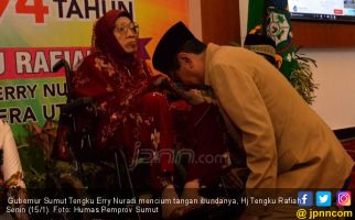 Gubernur Erry Nuradi Bersimpuh, Bersyukur Miliki Ibu Bertuah - JPNN.com