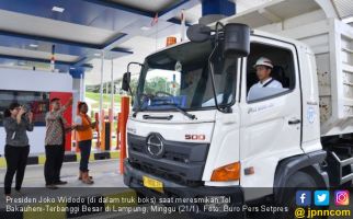 Jokowi Naik Truk Jajal Tol Pertama di Lampung, Nih Fotonya - JPNN.com