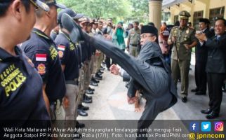 Kronologis Tendangan Maut Wali Kota Mataram ke Satpol PP - JPNN.com