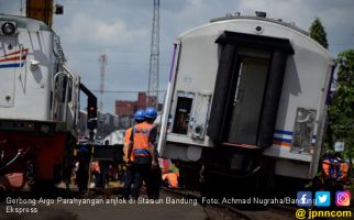 3 dari 10 Gerbong Argo Parahyangan Anjlok di Stasiun Bandung - JPNN.com