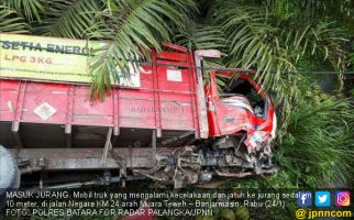 Hindari Fuso, Truk Bermuatan Elpiji Masuk Jurang - JPNN.com