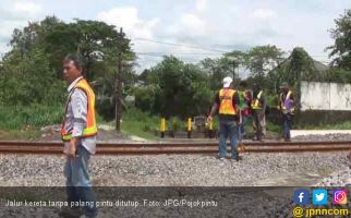 Warga Masih Nekat Lewati Jalur Kereta Tanpa Palang Pintu - JPNN.com